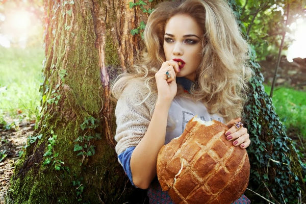 Девушка с хлебом фото
