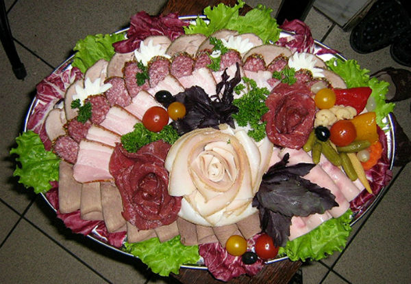 Мясная тарелка с розой для праздничного стола фото