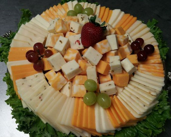 Сыр, разложенный по кругу фото