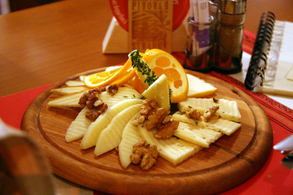 Сыр на деревянной доске фото