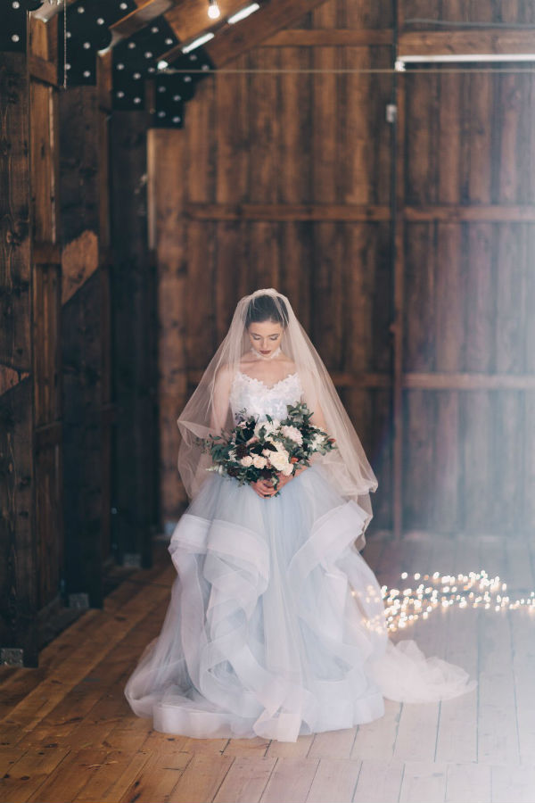 Невеста в амбаре фото
