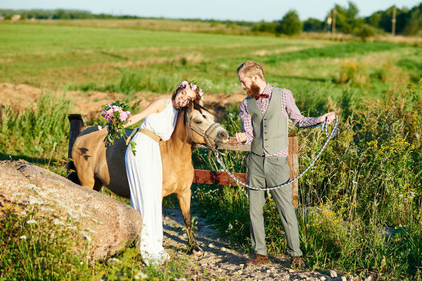 Свадебная фотосессия в деревне с лошадью фото