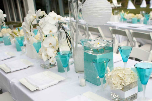 Оформление праздничного стола в бирюзовом и белом цвете фото