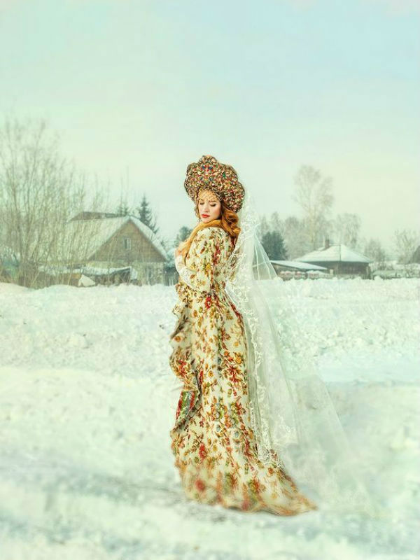Золотистое платье в русском стиле фото