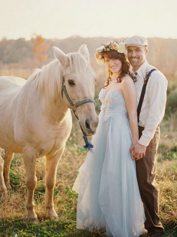 Съемка рустик с белой лошадью фото