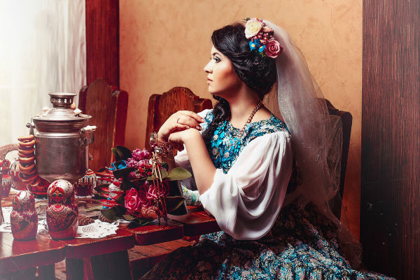 Невеста в русском сарафане и платье-рубахе