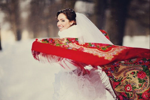 Невеста кружиться с платком фото