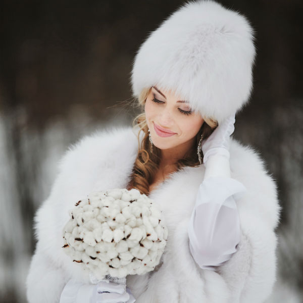 Невеста в шапке на меху фото