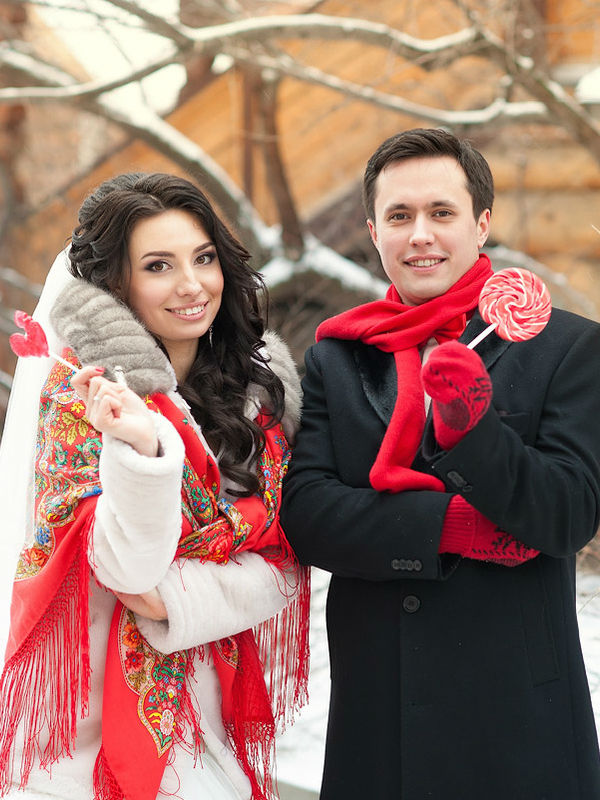 Жених и невеста в русском стиле с леденцами на палочках фото