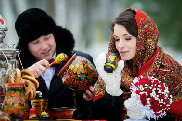 Жених и невеста на чаепитие в русском стиле фото