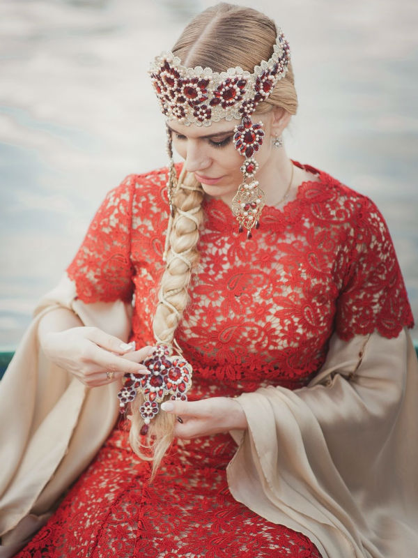 Невеста в красиво старорусском платье фото
