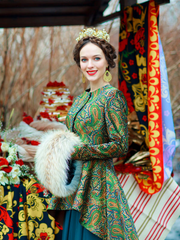 Невеста в красиво старорусском платье зеленого цвета фото