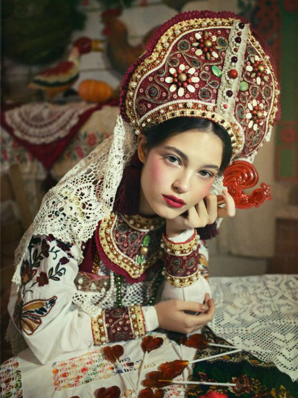 Русская невеста с петушком на палочке фото