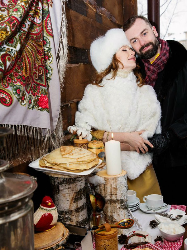 Невеста в русском стиле рядом с блинами фото