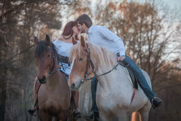 Свадебная прогулка на лошадях в стиле рустик фото