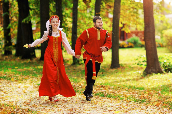 Невеста и жених в русско-народных нарядах фото