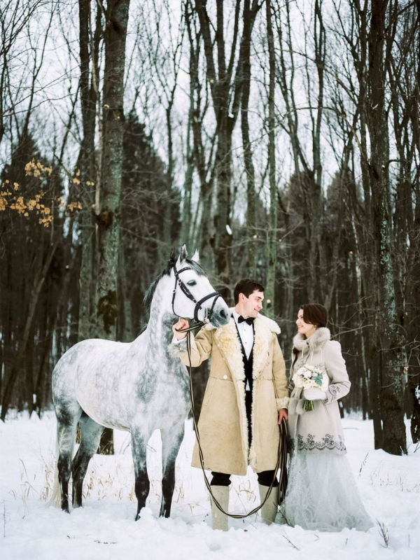 Белый конь на русской свадьбе зимой фото