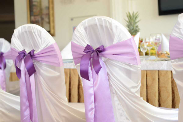 Декор стульев фиолетовой тканью фото