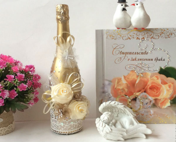 Аксессуары для свадьбы в золотом: бутылка шампанского фото