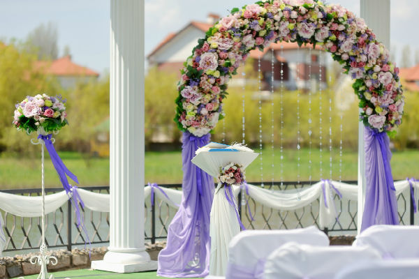 Арка для свадьбы в сиреневом цвете фото