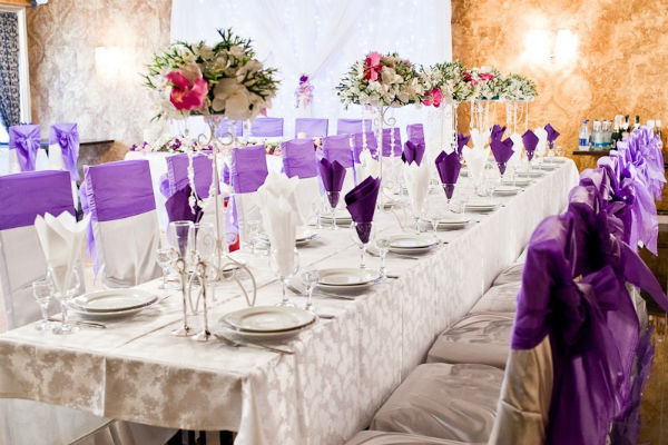Банкетный зал для свадьбы в сиреневом цвете фото