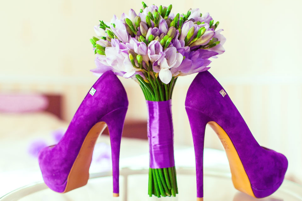 Букет и туфли невесты для сиреневой свадьбы фото