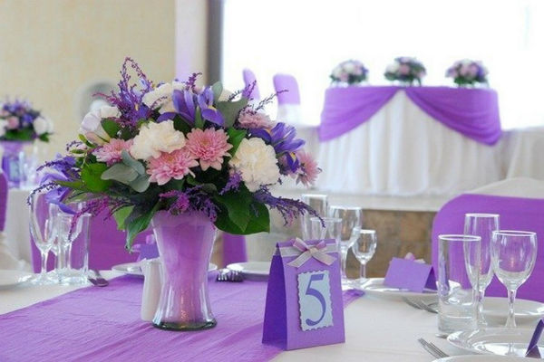 Декор столов на свадьбе в сиреневом цвете фото