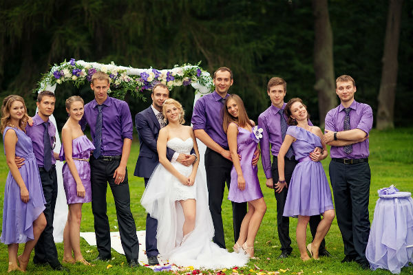 Друзья жениха и подружки невесты на свадьбе в сиреневом цвете фото