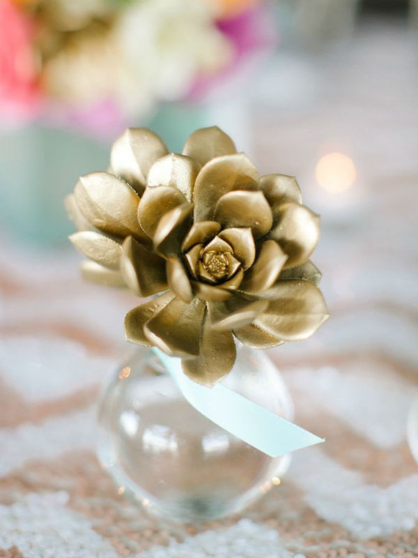 Золотые цветы на столе фото