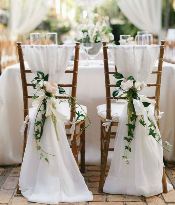 Бело-зеленое украшение стульев фото