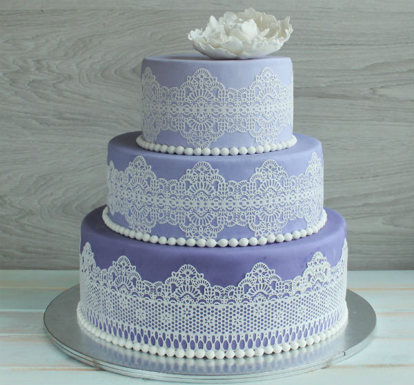 Нежный декор свадебного торта для сиреневой свадьбы фото
