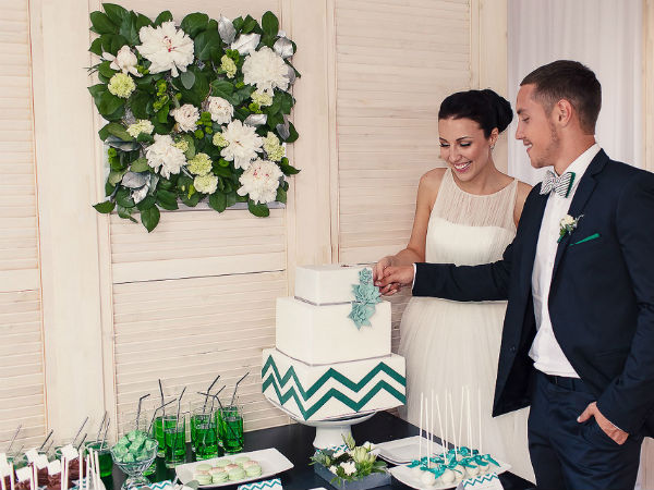 Жених и невеста рядом с тортом фото