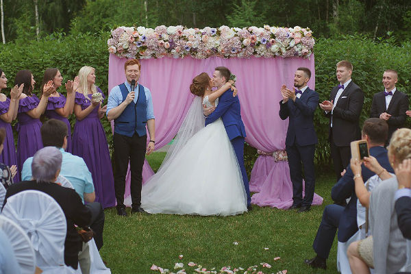 Как красиво использовать оттенки сиреневого цвета в декоре свадебного торжества фото