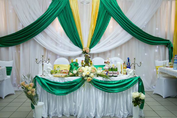 Зеленая ткань в оформлении свадьбы фото