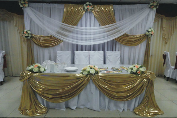 kak-primenit-zolotoj-v-dekore-svadebnogo-stola