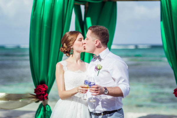 Нежная свадьба на море в изумрудном цвете фото