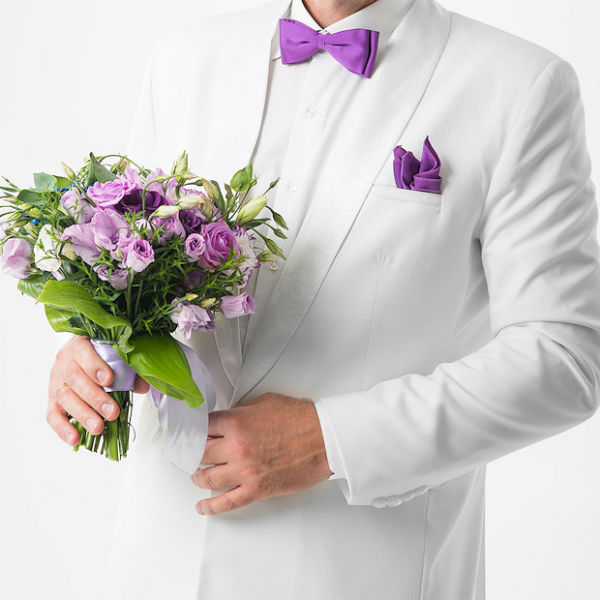 Костюм жениха и букет невесты для свадьбы в сиреневом цвете фото