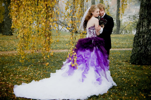 Молодожены стилизованной свадьбы в сиреневом цвете фото