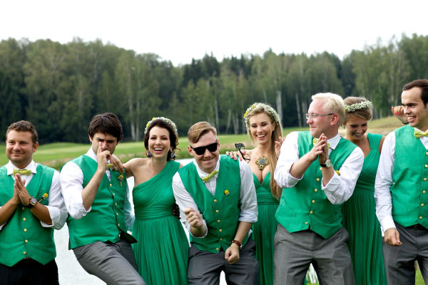 Гости на свадьбе в зеленых жилетах фото