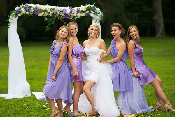Образы подружек невесты для свадьбы в сиреневом цвете фото