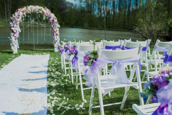 Оформление места выездной церемонии для свадьбы в сиреневом цвете фото
