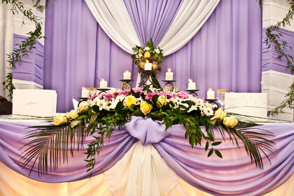 Оформление стола для жениха и невесты в сиреневом цвете фото