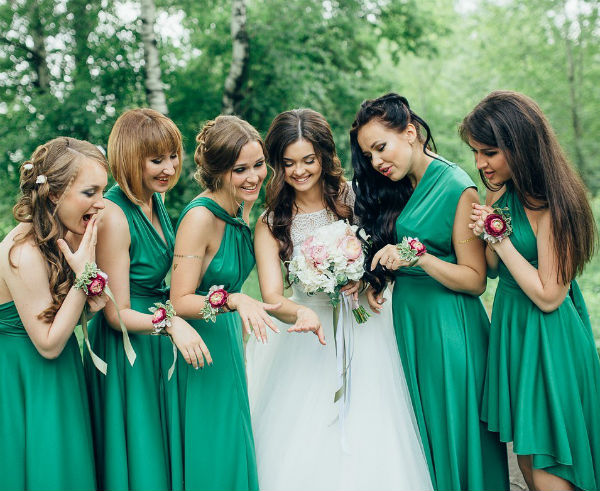 Красивые изумрудные платья для подружек невесты фото