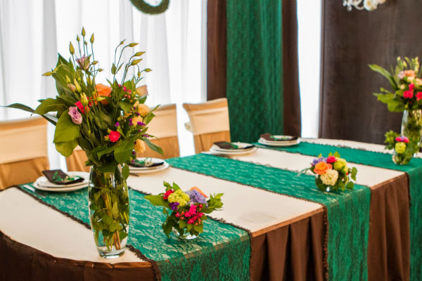 Зеленая ткань на праздничном столе фото