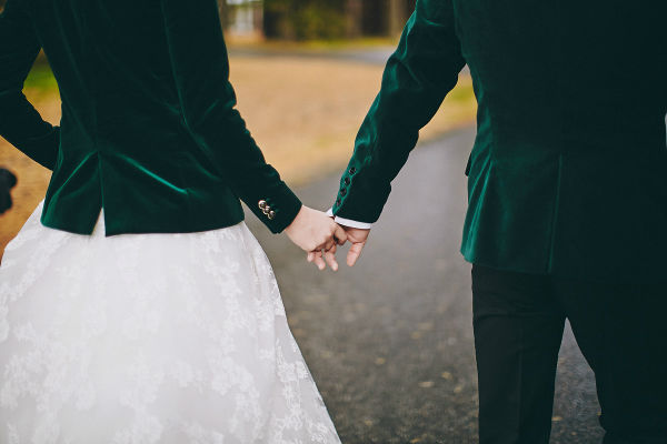 Жених и невеста в бархатных зеленых пиджаках фото