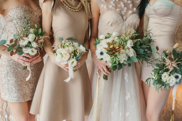 Платья невесты и подружек в золотых тонах фото
