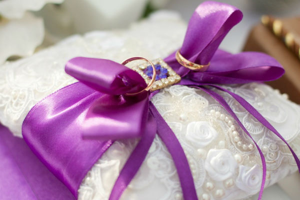 Подушечка под кольца для свадьбы в сиреневом цвете фото