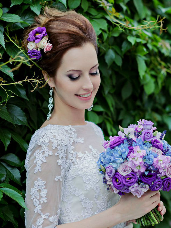 Прическа и букет невесты с сиреневыми цветами фото