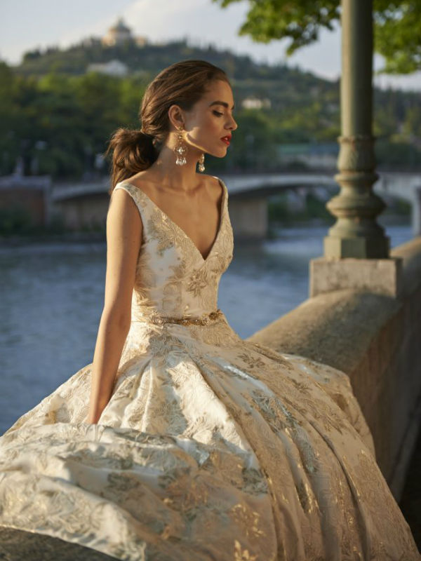 Свадебное платье золотого цвета с V-вырезом фото
