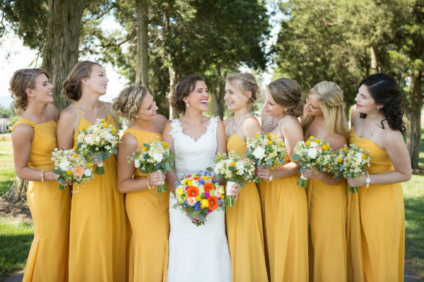 Ярко-золотые платья подружек невесты фото
